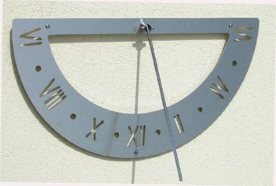 DanDiBo Sonnenuhr Edelstahl für die Wand 70 cm Rostfrei 96206 Ausrichtbar Wetterfest Gartenuhr Modern Metall