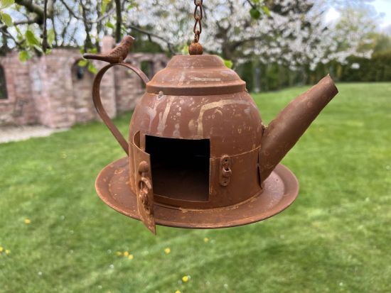 DanDiBo Vogelhaus zum Aufhängen Edelrost Deko Rost Gießkanne Wetterfest 96423 Nistkasten Futterstation für Vögel Shabby mit Kette hängend Metallkanne Kanne Balkon