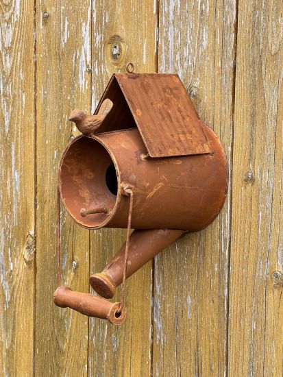 Preview: DanDiBo Vogelhaus zum Aufhängen Edelrost Deko Rost Gießkanne Wetterfest 96424 Nistkasten Futterstation für Vögel Shabby mit Kette hängend Metallkanne Kanne Balkon