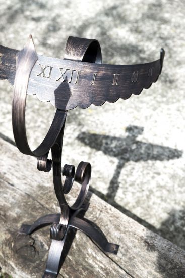 Preview: Sonnenuhr Phönix aus Schmiedeeisen Wetterfest 65 cm Gartenuhr Metall Phoenix Uhr