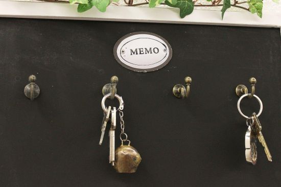 Preview: Notiztafel mit Schlüsselleiste 12676 Kreidetafel 40cm Memoboard Infobrett Haken