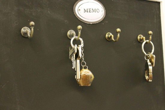 Preview: Notiztafel mit Schlüsselleiste 12676 Kreidetafel 40cm Memoboard Infobrett Haken