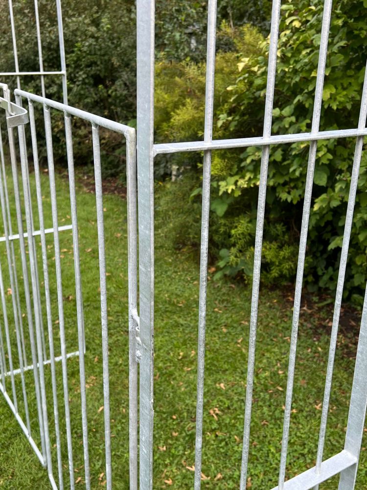 DanDiBo Rosenbogen Metall Verzinkt Massiv mit Tor Tür 140 cm Torbogen 96517 Wetterfest Rundbogen Volleisen Rankhilfe Gartenbogen Feuerverzinkt