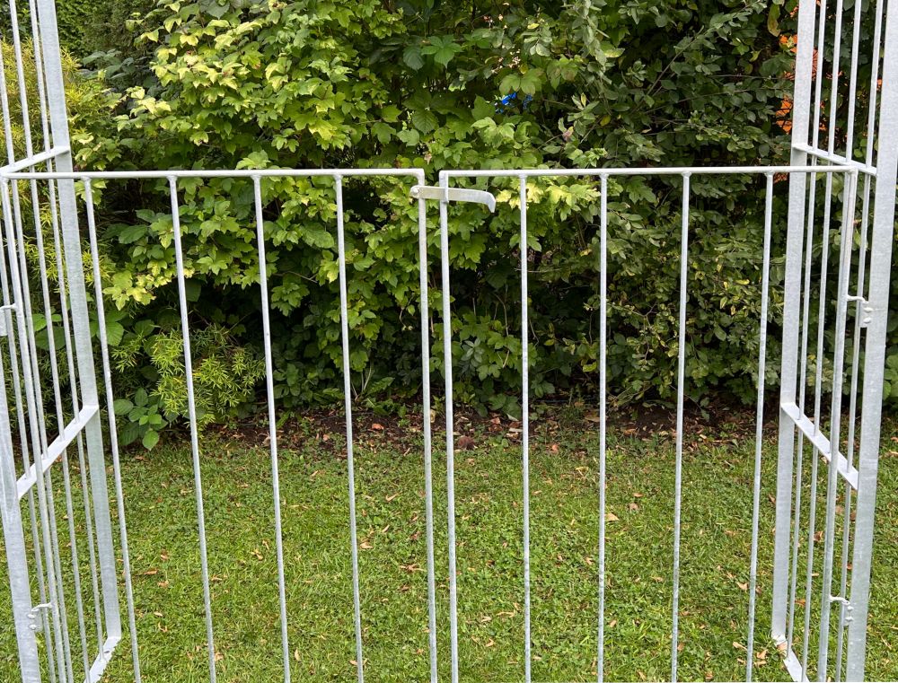 DanDiBo Rosenbogen Metall Verzinkt Massiv mit Tor Tür 140 cm Torbogen 96517 Wetterfest Rundbogen Volleisen Rankhilfe Gartenbogen Feuerverzinkt