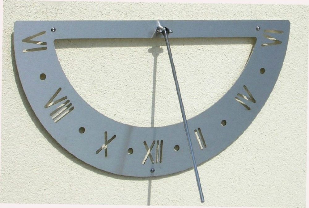 DanDiBo Sonnenuhr Edelstahl für die Wand 70 cm Rostfrei 96206 Ausrichtbar Wetterfest Gartenuhr Modern Metall