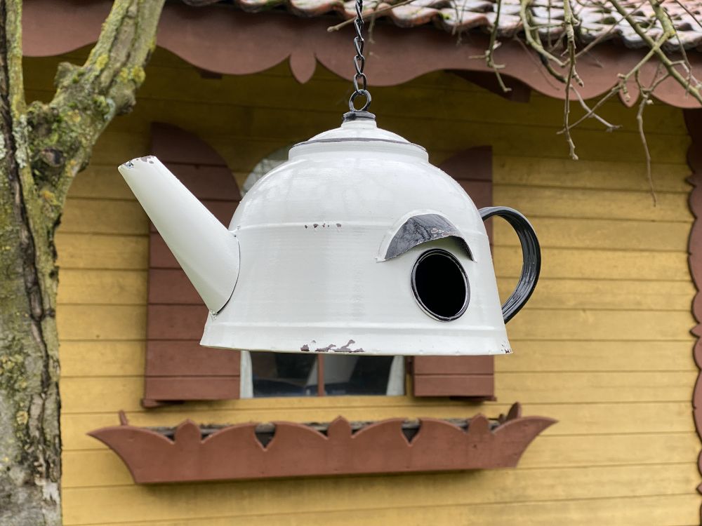 DanDiBo Vogelhaus zum Aufhängen Metall Deko Teekessel wetterfest 521862 Nistkasten Teekanne Futterstation für Vögel Shabby mit Kette Metallkanne Kanne Balkon